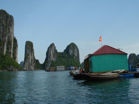a picture called v halongbay3 should be here...
