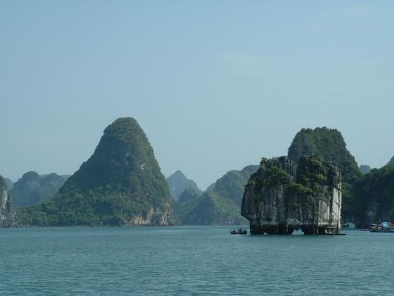 a picture called v halongbay4 should be here...