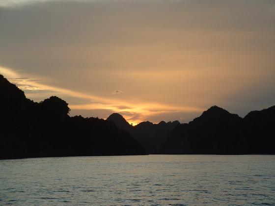 a picture called v sunset halong should be here...
