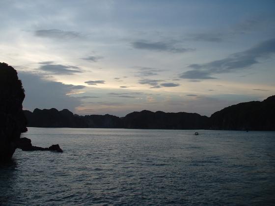 a picture called v sunset halong5 should be here...